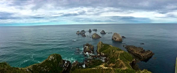 Costa Rocosa Nueva Zelanda Con Pequeñas Islas Rocosas Que Salen — Foto de Stock