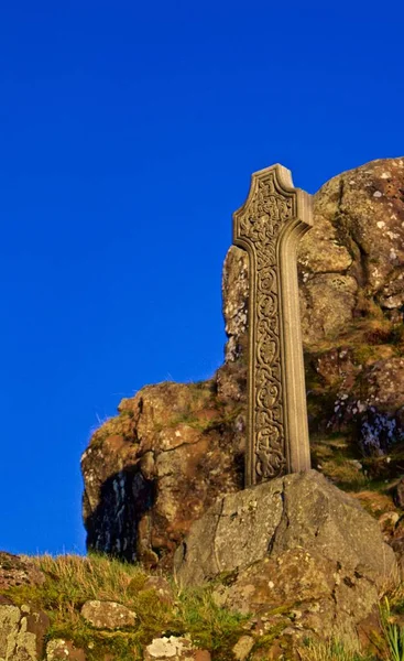 スコットランドの墓地の丘の上のケルト十字 — ストック写真