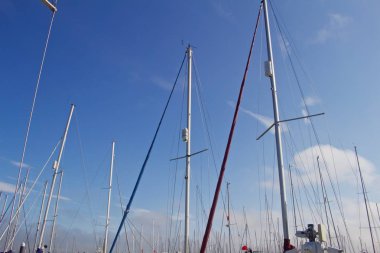 Marina dayalı yelkenli gemi direkleri