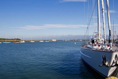 Arka planda daha küçük Yelkenli ile yay yat demirleyen