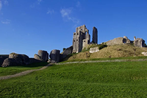 View Corfe Castle Pathway Ruins Blue Skies — Stock Photo, Image