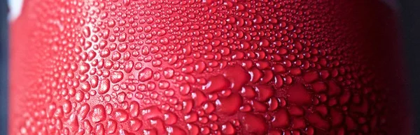 Närbild Vattendroppar Kall Röd Kan — Stockfoto