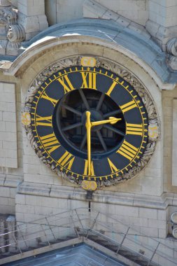 Çan kulesinin üzerinde Londra saat