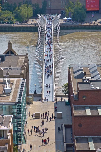 2018年8月31日 英国伦敦 圣保尔 泰特现代美术馆 千禧桥周围的人们观景 — 图库照片