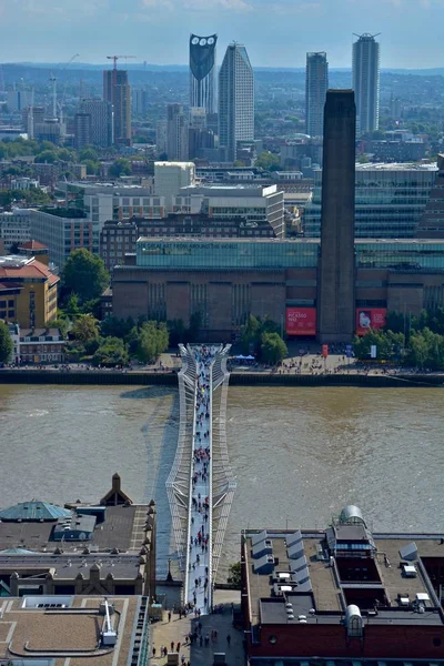 Londres Inglaterra Agosto 2018 Vista Pessoas Andando Pela Millennium Bridge — Fotografia de Stock
