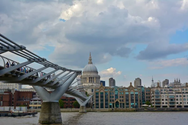 Pessoas Caminhando Sobre Millennium Bridge Com Uma Vista Pauls Fundo — Fotografia de Stock