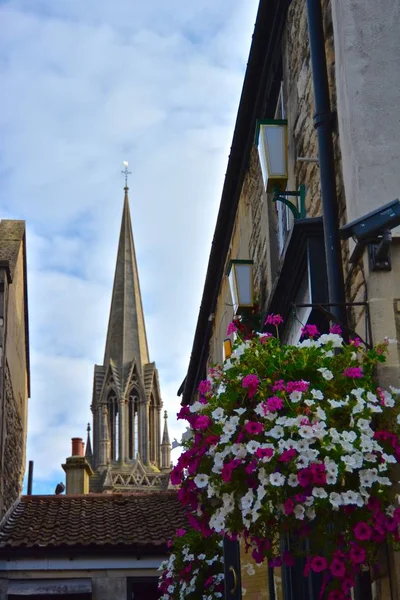Hanging Flowers Bath England Summer Day Cathedral Steeple Background — Stock Photo, Image