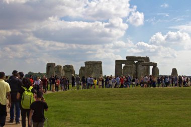 Amesbury, İngiltere- Eylül 2018, Crowd Cloudy Yaz Gününde Stonehenge Kayalıklarının Önünde Duruyor