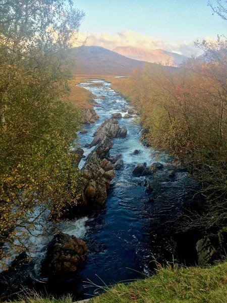 Dere Nehir Arka Planda Dağlar Ile Skoçya Highlands Akan — Stok fotoğraf