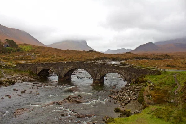 Γέφυρα Γκλεν Σλικάτσαν Νήσος Σκάι Σκωτία Απόγευμα Ομίχλη Φθινόπωρο — Φωτογραφία Αρχείου
