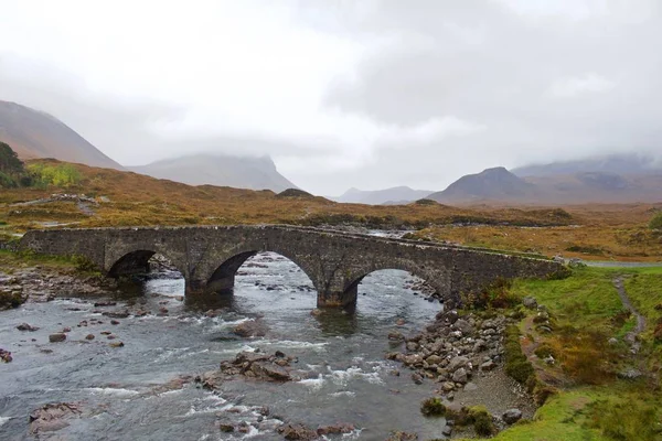 Γέφυρα Γκλεν Σλικάτσαν Νήσος Σκάι Σκωτία Απόγευμα Ομίχλη Φθινόπωρο — Φωτογραφία Αρχείου