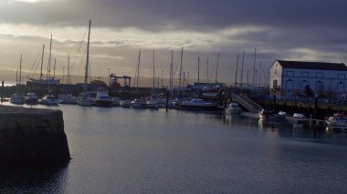 Oldukça Docks ve Tekneler İrlanda Kasabasında Morning Light Demirli