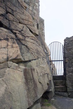 Stone Castle'daki Yalnız Siyah Demir Kapı Skyline Beyond'a gidiyor