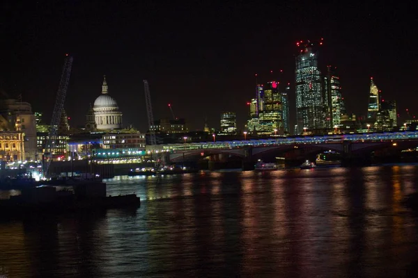 テムズ川とロンドンの夜の聖ポール大聖堂 — ストック写真