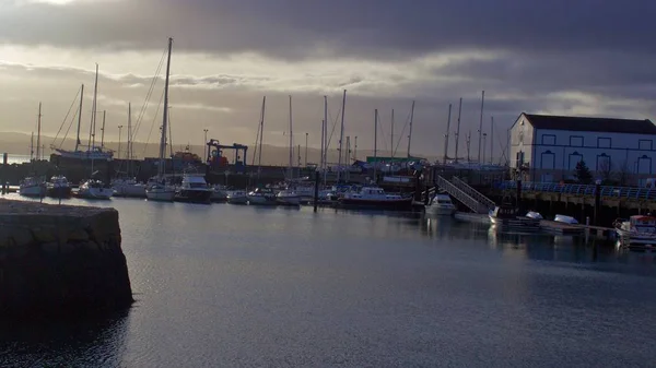 Bastantes Muelles Barcos Amarrados Por Luz Mañana Ciudad Irlandesa — Foto de Stock