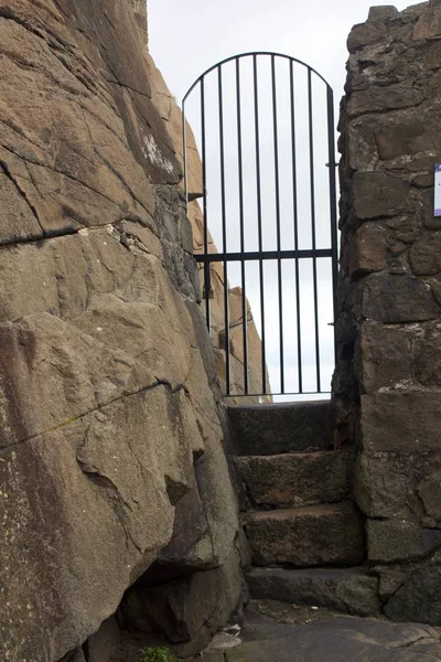 Одинокий Черный Железный Гейт Каменном Замке Ведущем Скайлайну — стоковое фото