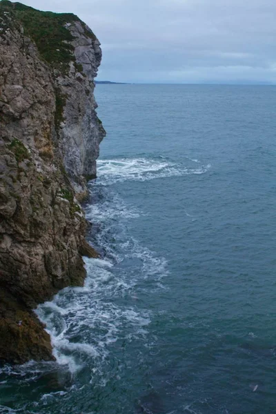 Tall Rocky Moss Kliffen Met Uitzicht Blue Atlantic Ocean Ierland — Stockfoto