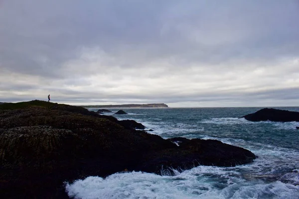 Samotna Osoba Wychodzi Ocean Wzgórza Powyżej Burzą Mórz Poniżej Northern — Zdjęcie stockowe