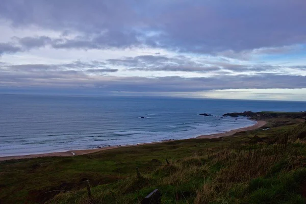 Linea Costiera Irlandese Spiaggia Panoramica Con Flields Verdi Tramonto — Foto Stock