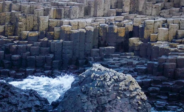 Uitzicht Rotsen Van Giants Causeway Met Zee Gespoten Rotsen Oceaan — Stockfoto