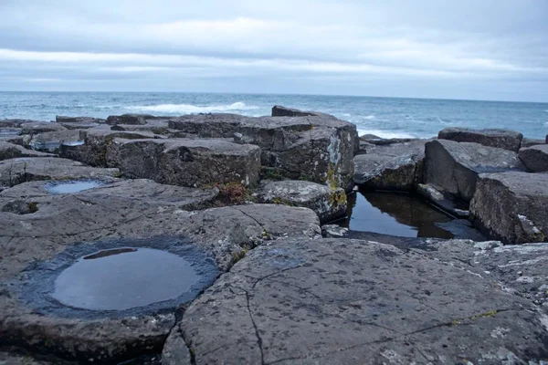 Uitzicht Rotsen Van Giants Causeway Met Plassen Sommige Rotsen Oceaan — Stockfoto