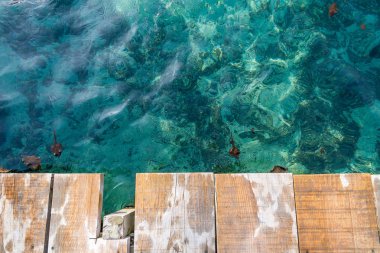 Su ve rıhtım kapanıyor. 