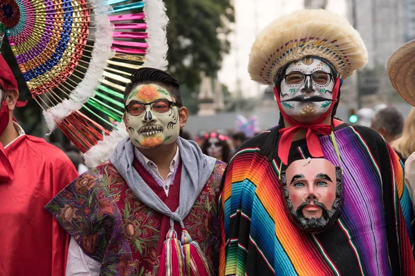 Cidade do México - México / Circa outubro 2019: Dia do desfile dos mortos - Desfile de catrinas — Fotografia de Stock