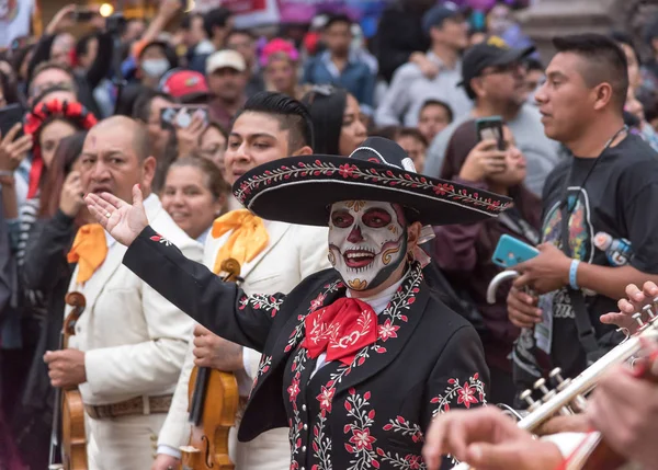 メキシコシティ-メキシコ/Circa 2019年10月:パレードの日- Desfile de catrinas — ストック写真