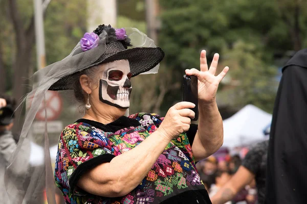 メキシコシティ-メキシコ/Circa 2019年10月:パレードの日- Desfile de catrinas — ストック写真