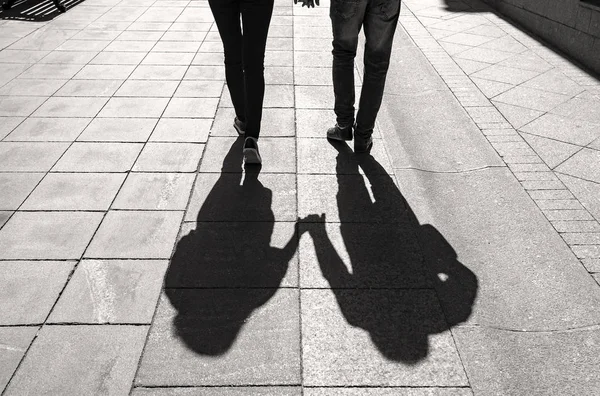 Silhuetas Sombras Casal Jovem Uma Rua Amantes Andando Cidade — Fotografia de Stock