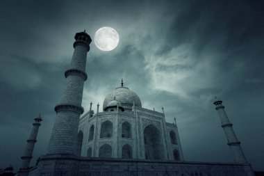 Agra ayın üstünden Hindistan Taj Mahal Camii gece zamanında