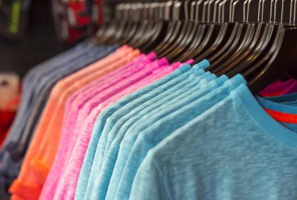 Renkli tişört, t-shirtler bir alışveriş merkezi mağaza okunur