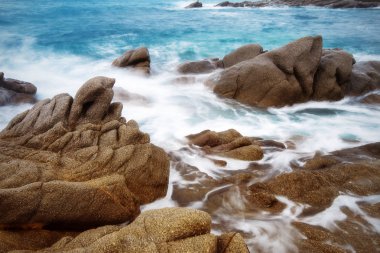 Uzun pozlama okyanus ve kayalar su arka plan olarak denize sıfır