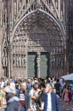 Strasbourg - Nisan 29: insanlar turist Strazburg katedral Notre Dame, 29 Nisan Crowed. 2018 yılında Fransa