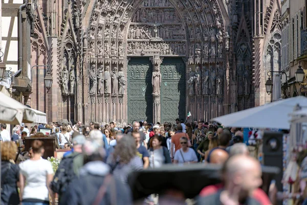 Straßburg April Menschenmassen Strömten April Die Kathedrale Notre Dame Von — Stockfoto