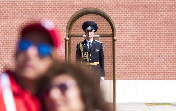 Moskova - Haziran 15: Asker ve turistler 15 Haziran tarihinde Moskova'da Kızıl Meydan ve Kremlin Duvarı. Rusya 2018