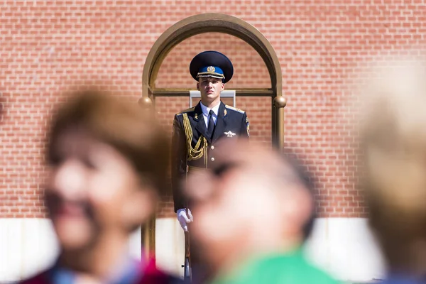 Moskova - Haziran 15: Asker ve turistler 15 Haziran tarihinde Moskova'da Kızıl Meydan ve Kremlin Duvarı. Rusya 2018