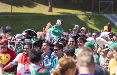 Moskova - Jun 16: Futbol taraftarları 2018 16 Haziran'da Dünya Kupası sırasında Moskova'da. Rusya 2018