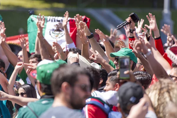 Moskova - Jun 16: Futbol taraftarları 2018 16 Haziran'da Dünya Kupası sırasında Moskova'da. Rusya 2018