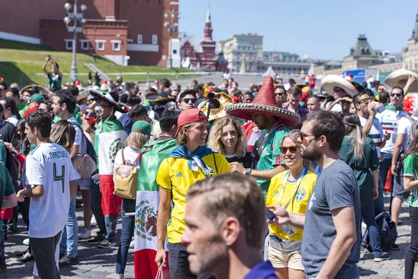 Moskva Jun Fotbaloví Fanoušci Moskvě Během Mistrovství Světa 2018 Dne — Stock fotografie