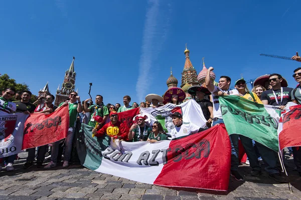 Moskova - Jun 16: Futbol taraftarları 2018 16 Haziran'da Dünya Kupası sırasında Moskova'da. Rusya 2018