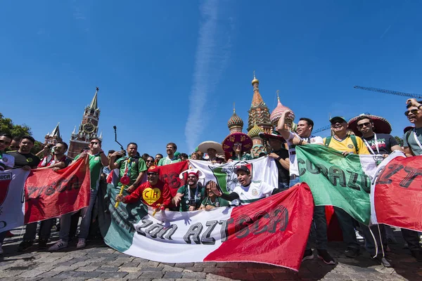 Moskova - Jun 16: Futbol taraftarları 2018 16 Haziran'da Dünya Kupası sırasında Moskova'da. Rusya 2018