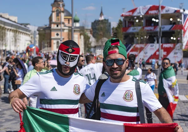 Moskova - Jun 16: Futbol taraftarları 2018 16 Haziran'da Dünya Kupası sırasında Moskova'da. Rusya 2018