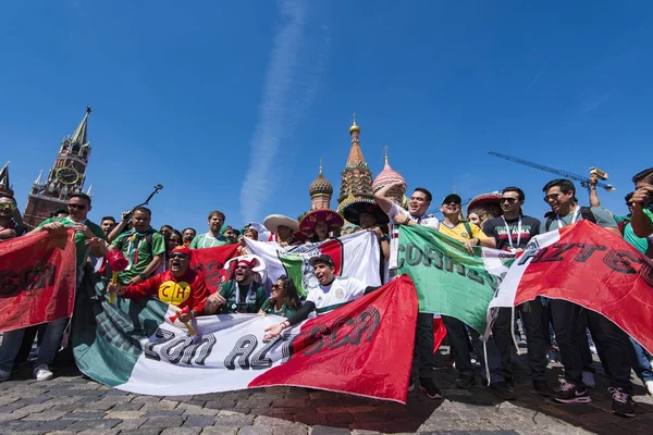 Moskova - Jun 16: Futbol taraftarları 2018 16 Haziran'da Dünya Kupası sırasında Moskova'da. Rusya 2018