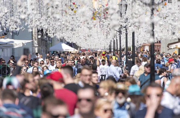 Moskova - Jun 16: Crowed, insanlar şehir olarak bokeh, 16 Haziran'da Moskova insanlarda arka plan bulanık. Rusya 2018