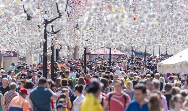 Moskova - Jun 16: Crowed, insanlar şehir olarak bokeh, 16 Haziran'da Moskova insanlarda arka plan bulanık. Rusya 2018
