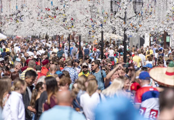 Moskova - Jun 16: Crowed, insanlar şehir olarak bokeh, 16 Haziran'da Moskova insanlarda arka plan bulanık. Rusya 2018
