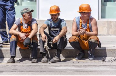 Moskova - Jun 16: çalışan işçiler, Moskova'da bir sokakta 16 Haziran dinlenme plastik kask giymiş. Rusya 2018