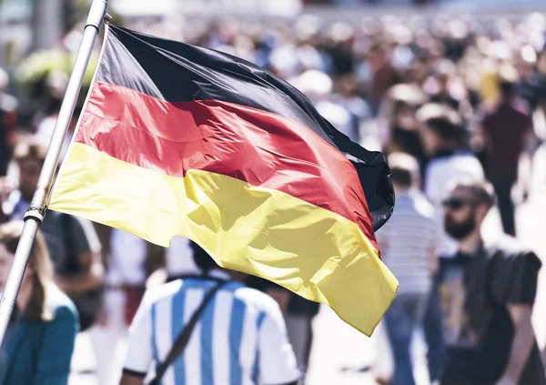 Arka plan ve Almanya bayrağı olarak insan kalabalığı