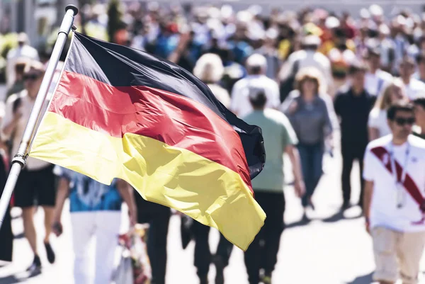 Arka plan ve Almanya bayrağı olarak insan kalabalığı